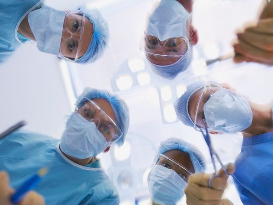 хірурги, які проводять операцію зі збільшення члена