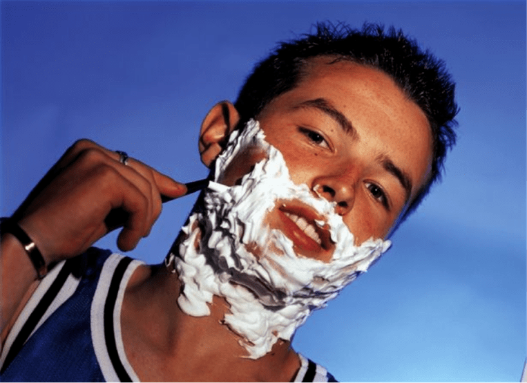 підліток голиться і думає про збільшення пеніса