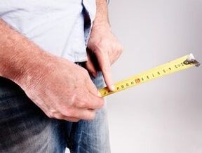 чоловік вимірює довжину члена перед збільшенням содою