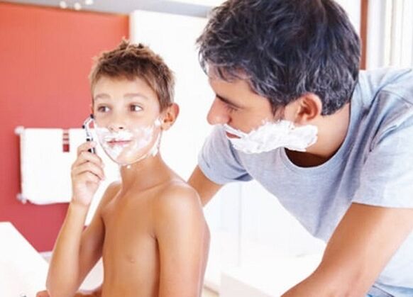 батько вчить дитину голитися і збільшувати член