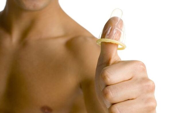 презерватив на пальці символізує збільшення члена підлітка