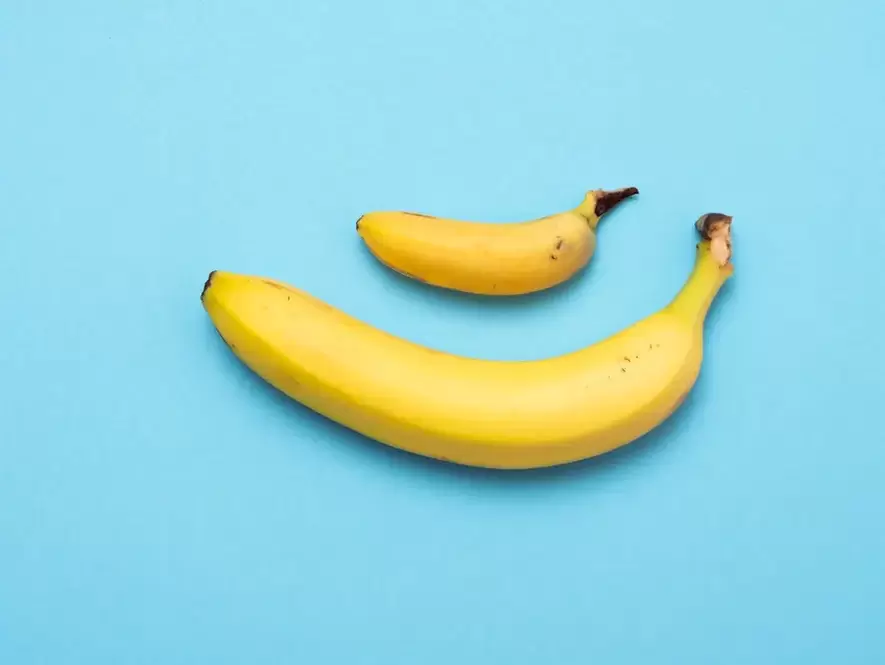 маленький та збільшений член помпою на прикладі бананів